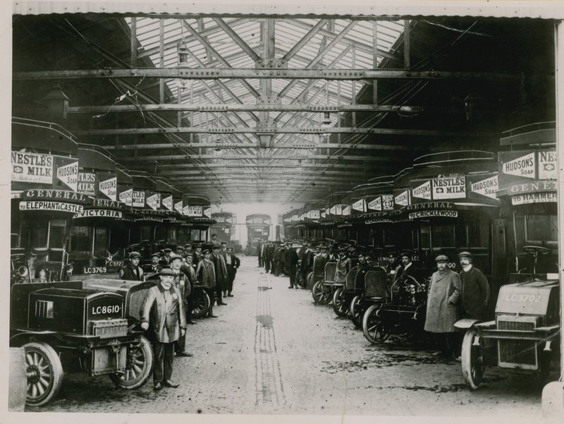 Cricklewood Garage von English Photographer
