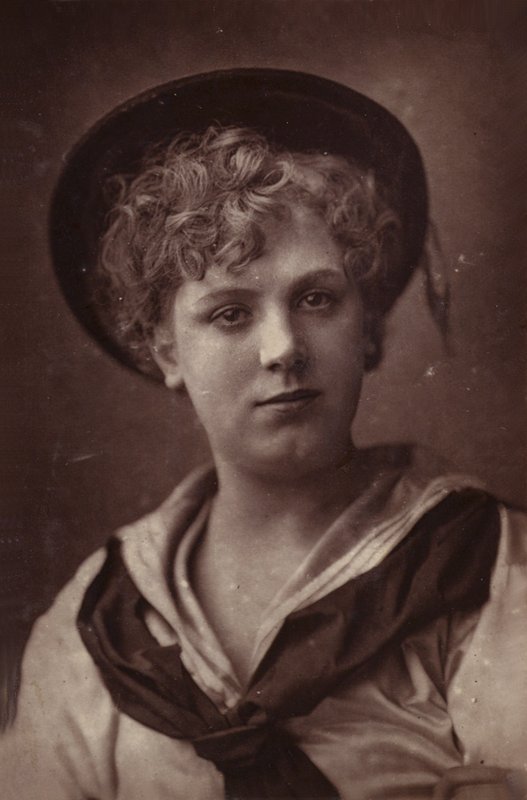 Edith Bland von English Photographer