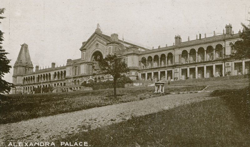 Gesamtansicht des Alexandra Palace von English Photographer