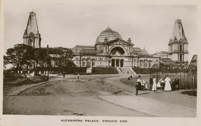 Gesamtansicht des Alexandra Palace von English Photographer