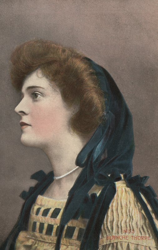Mädchen in einer blauen Kapuze von English Photographer