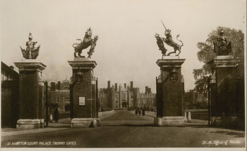 Hampton Court Palace Trophy Gates von English Photographer