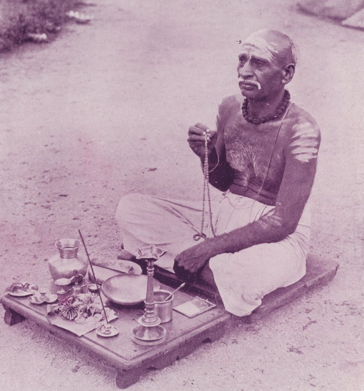 Hindupriester bei seinen Andachten von English Photographer