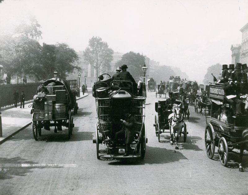 Pferdegezogener Verkehr auf einer belebten Straße von English Photographer