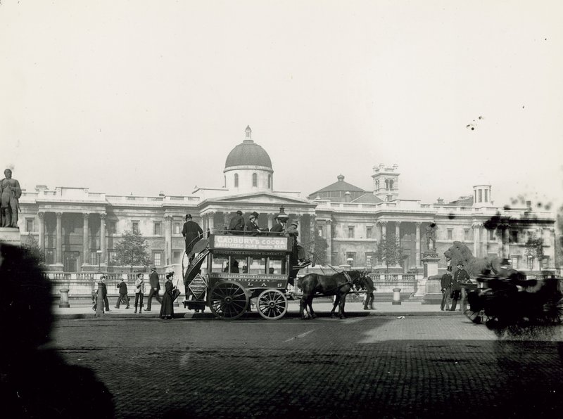 Pferdegezogene Transportmittel am Trafalgar Square von English Photographer