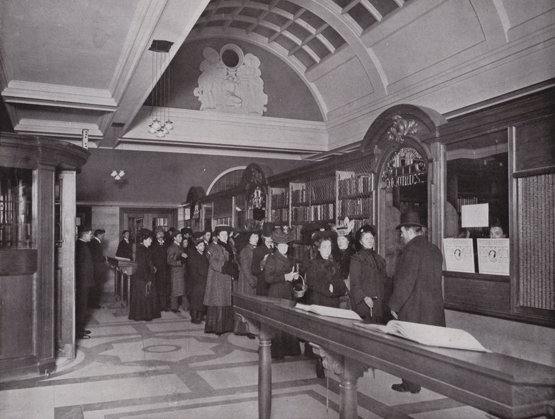 In der Carnegie Zentralbibliothek, Hammersmith von English Photographer