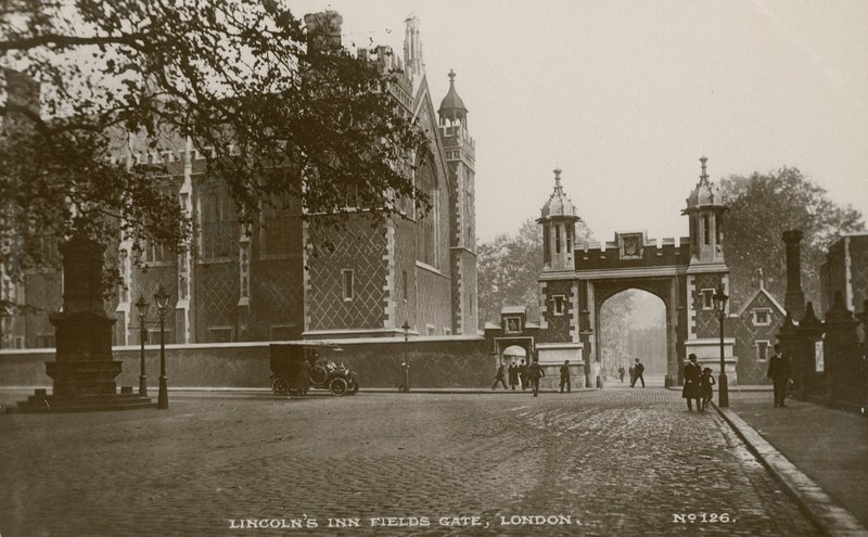 Lincolns Inn Fields Gate, London von English Photographer