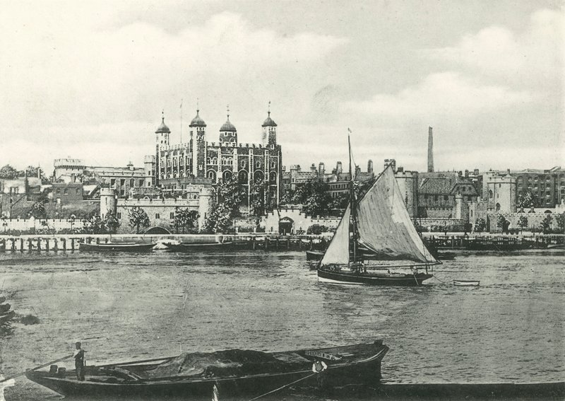 London Tower von der Themse von English Photographer