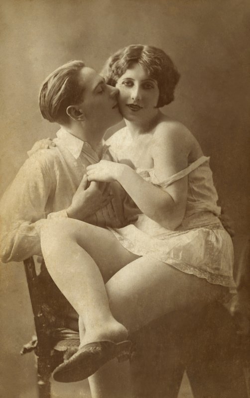 Mann küsst Frau auf die Wange von English Photographer
