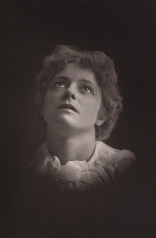 Miss Olga Brandon von English Photographer