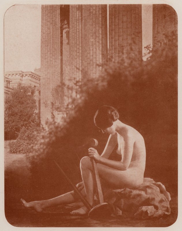Nudistische Kunst: Gebrochene Melodie von English Photographer