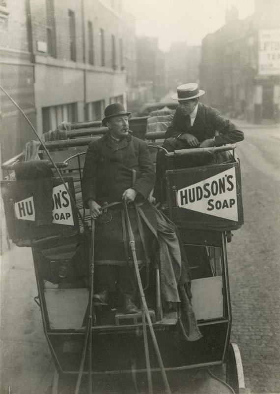 Omnibus und Fahrer von English Photographer