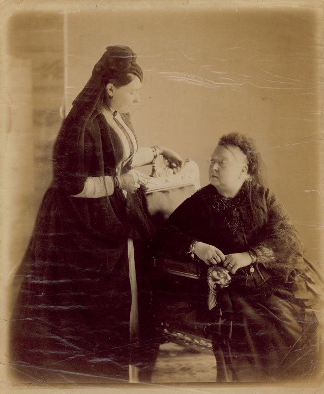 Königin Victoria, sitzend von English Photographer