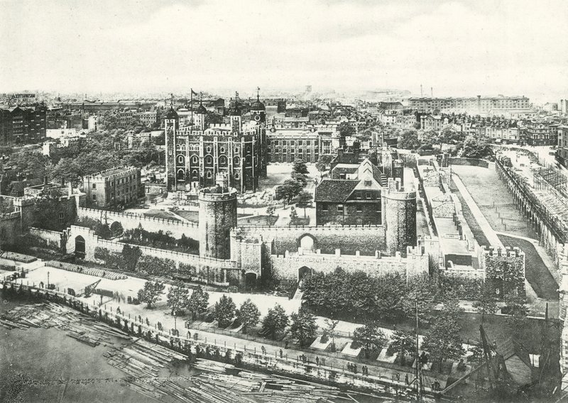 Tower of London von der Tower Bridge von English Photographer