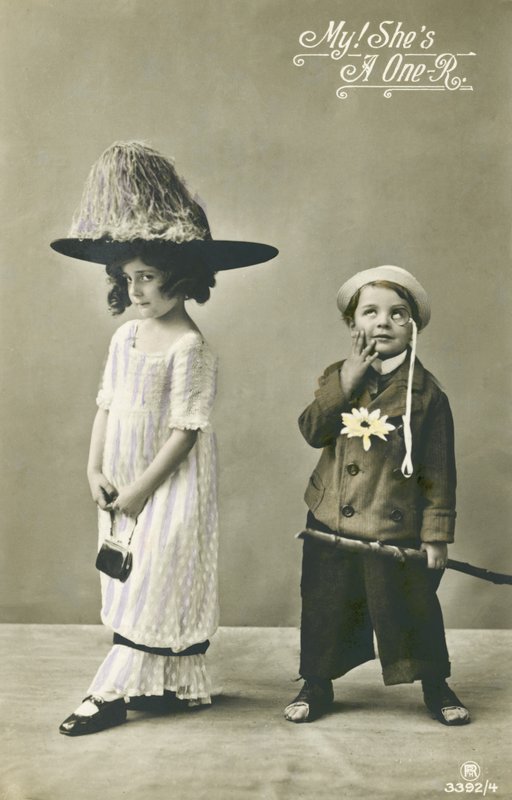 Zwei Kinder in Kostümen von English Photographer