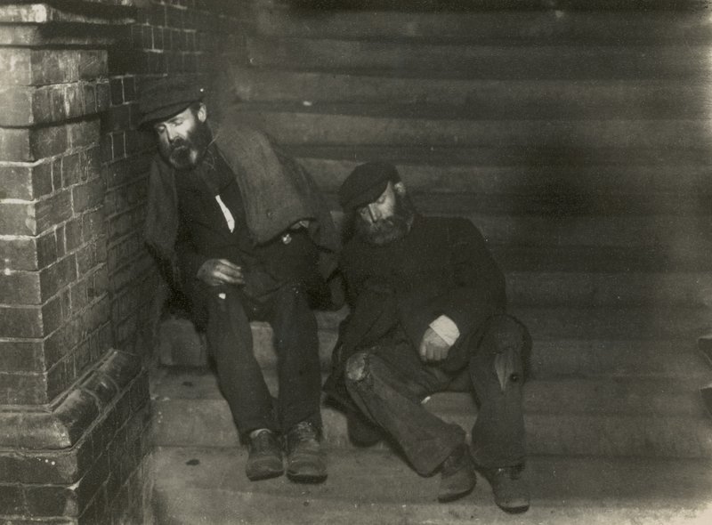 Zwei Obdachlose schlafen auf Stufen von English Photographer
