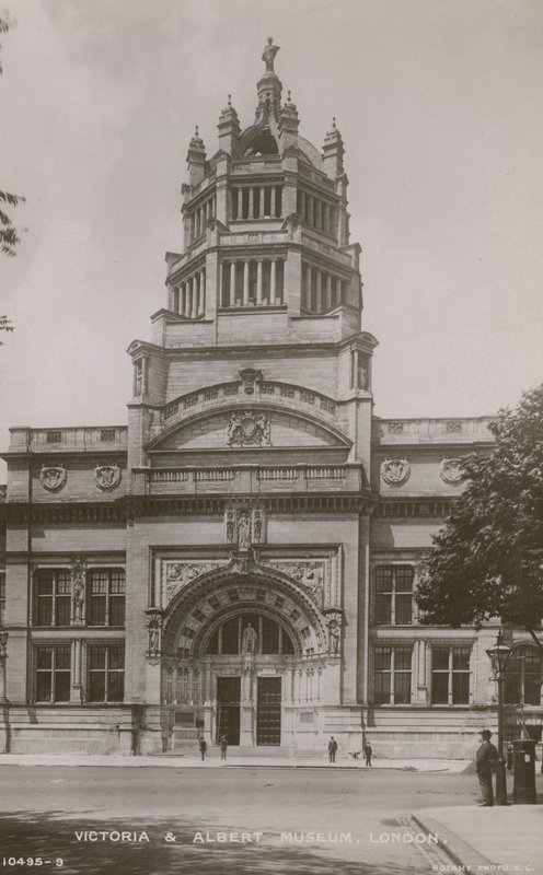 Victoria and Albert Museum, London von English Photographer