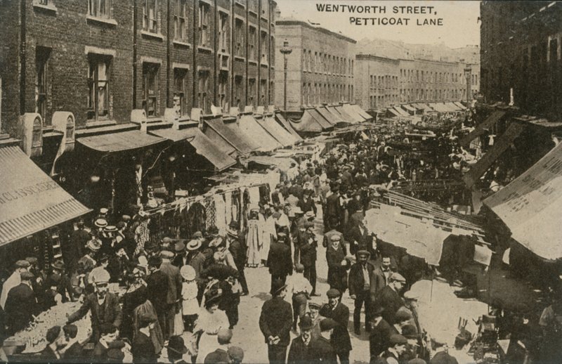 Wentworth Street, Petticoat Lane, London von English Photographer
