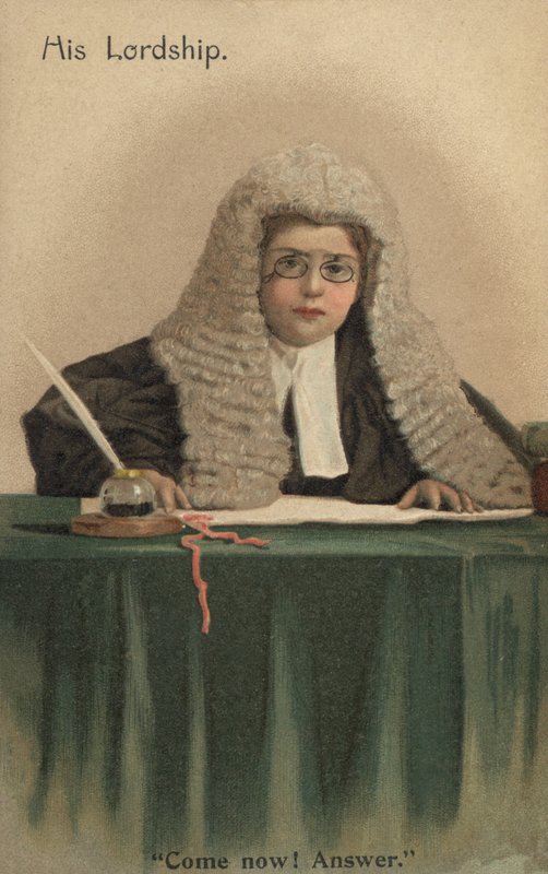 Kind als Richter verkleidet von English School
