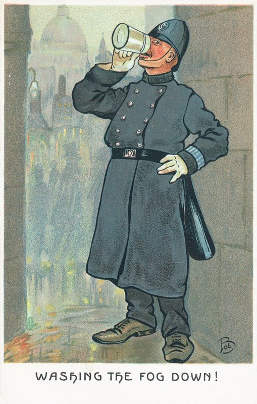 Polizist trinkt aus einem Pintglas von English School