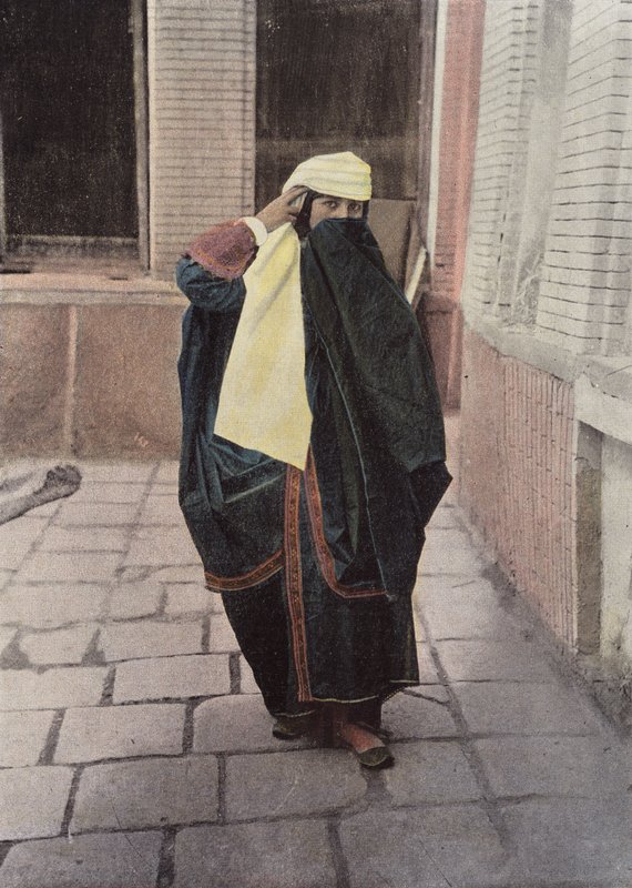 Perserin in Stadttracht von European Photographer