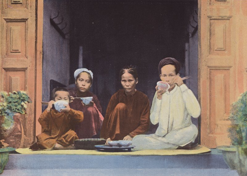 Mahlzeit einer annamitischen Familie von European Photographer