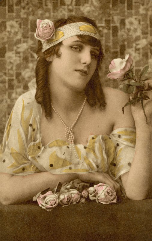 Frau posiert mit Blumen von European Photographer