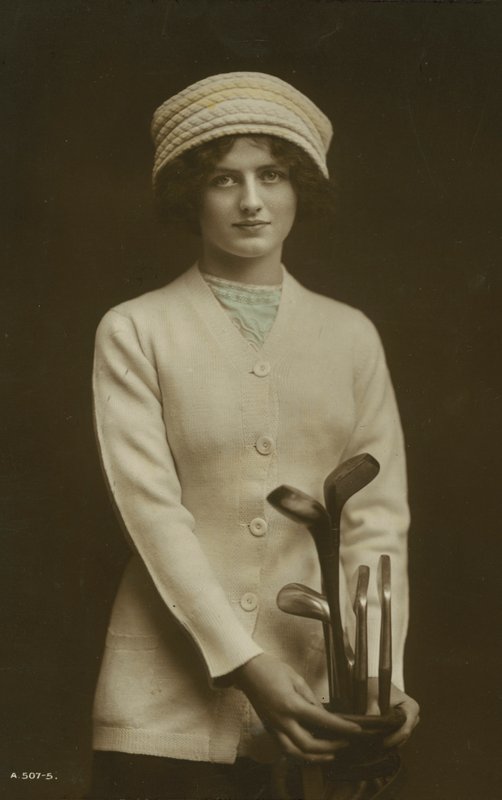 Junge Frau mit Golfschlägern von European Photographer