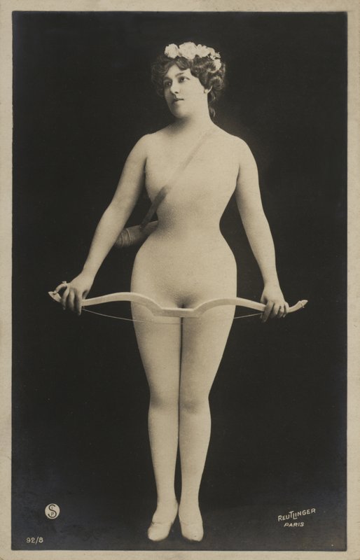 Mädchen mit Bogen und Pfeil von French Photographer
