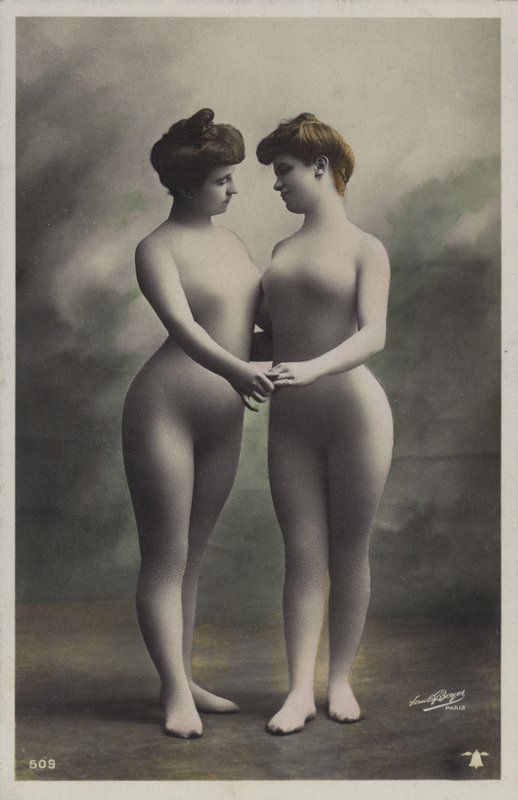 Zwei Frauen in Bodysuits von French Photographer