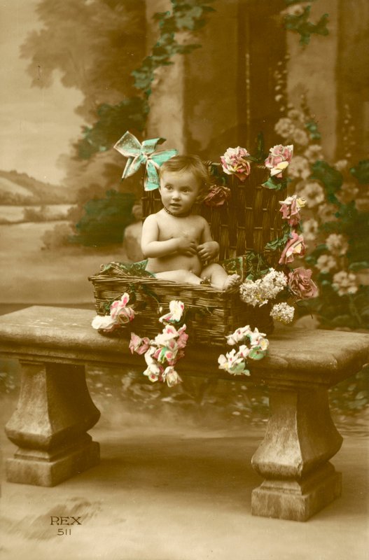 Baby im Korb von French Photographer