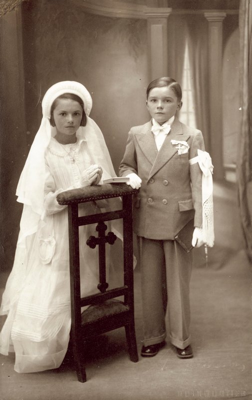 Junge und Mädchen bei ihrer ersten Kommunion von French Photographer