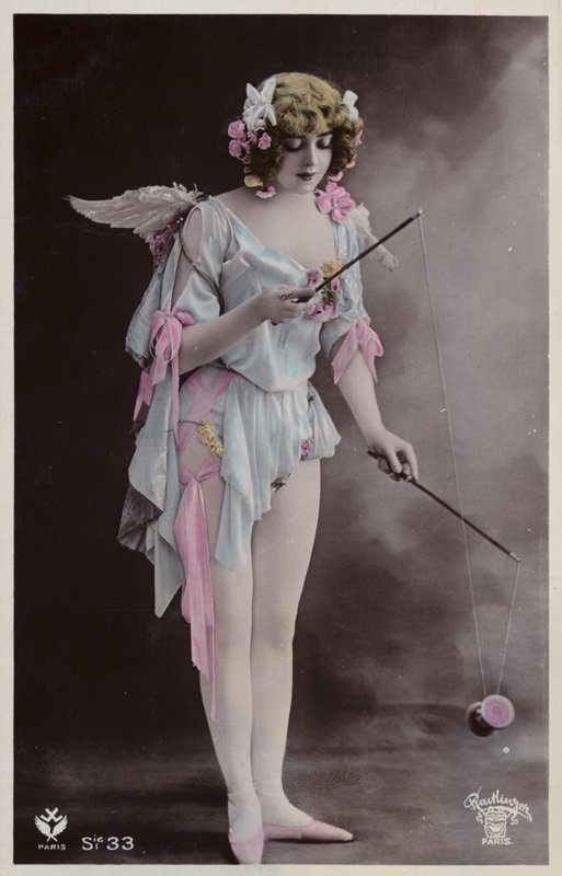 Mädchen spielt mit Diabolo von French Photographer