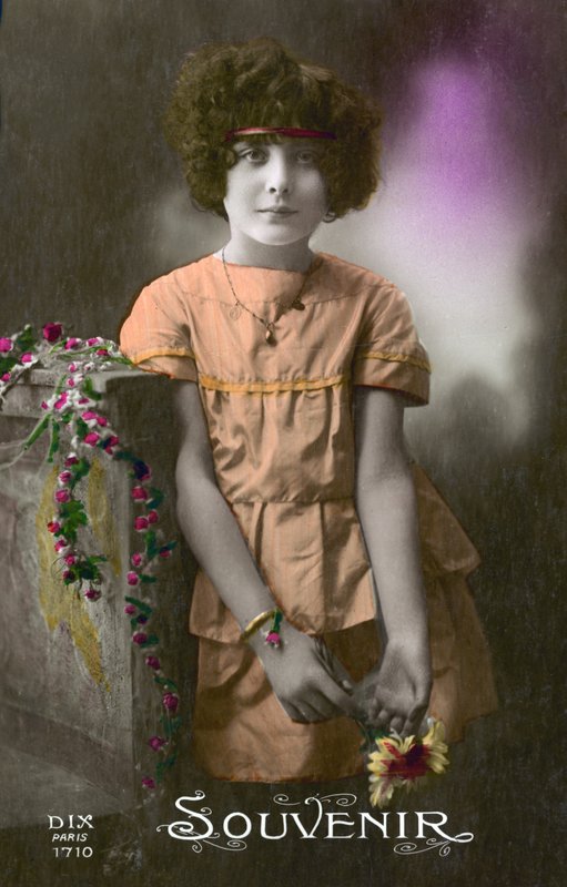 Kleines Mädchen in Orange von French Photographer