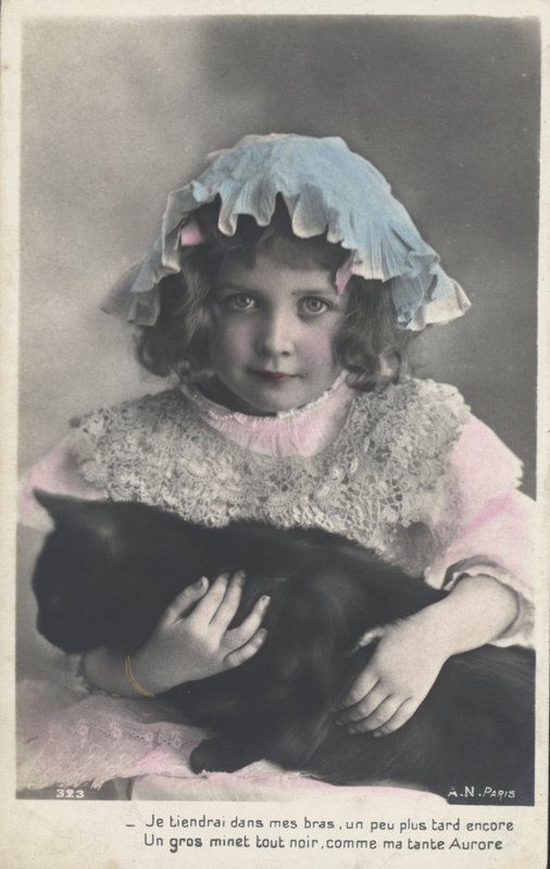 Kleines Mädchen mit einer Katze von French Photographer
