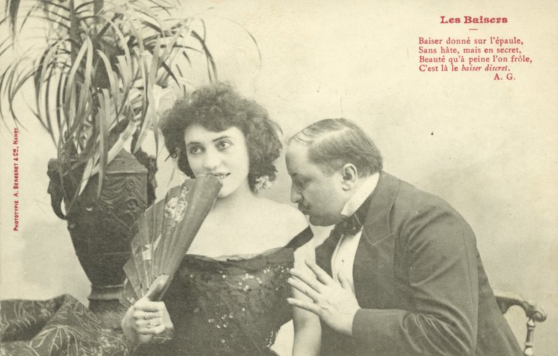 Mann küsst die Schulter einer Frau von French Photographer