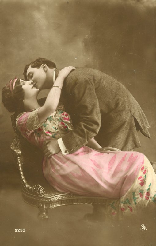 Mann küsst Mädchen auf die Wange von French Photographer