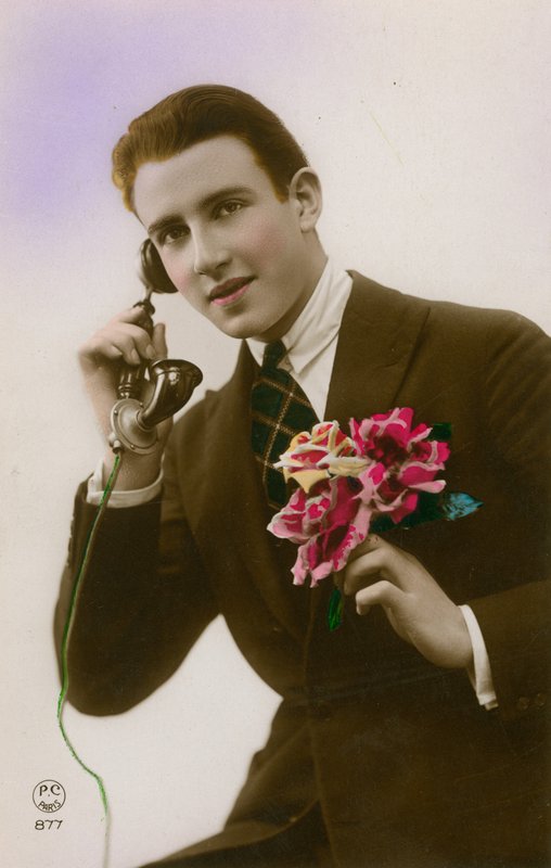 Mann am Telefon, Blumen haltend von French Photographer