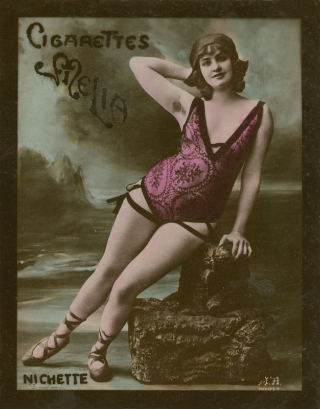 Nichette, Mädchen in Unterwäsche am Strand von French Photographer