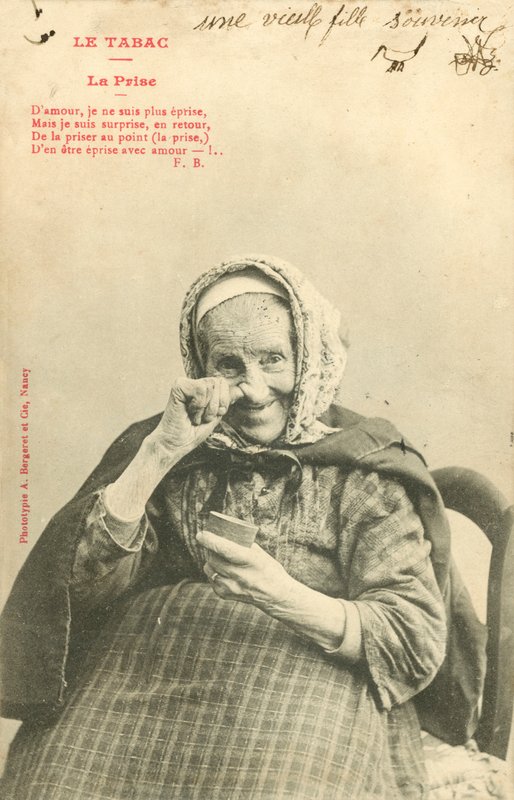 Alte Frau, die Schnupftabak nimmt von French Photographer