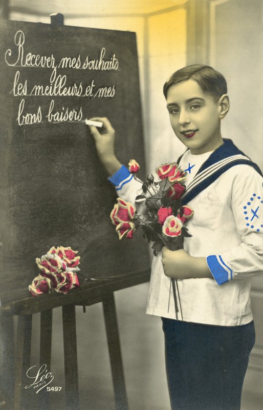 Schuljunge schreibt an eine Tafel von French Photographer