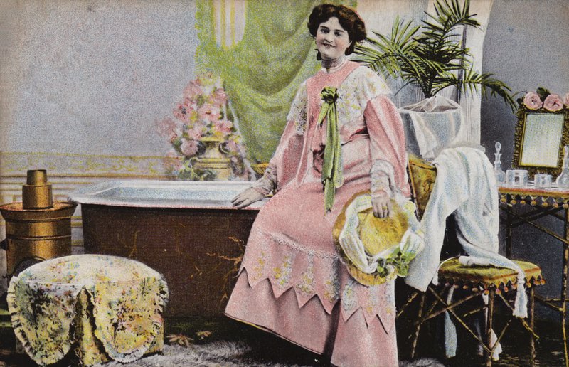 Frau sitzt am Rand der Badewanne von French Photographer