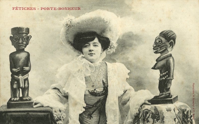 Frau mit afrikanischen Statuetten von French Photographer
