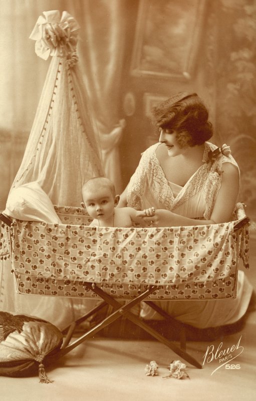 Frau mit einem Baby in einer Wiege von French Photographer