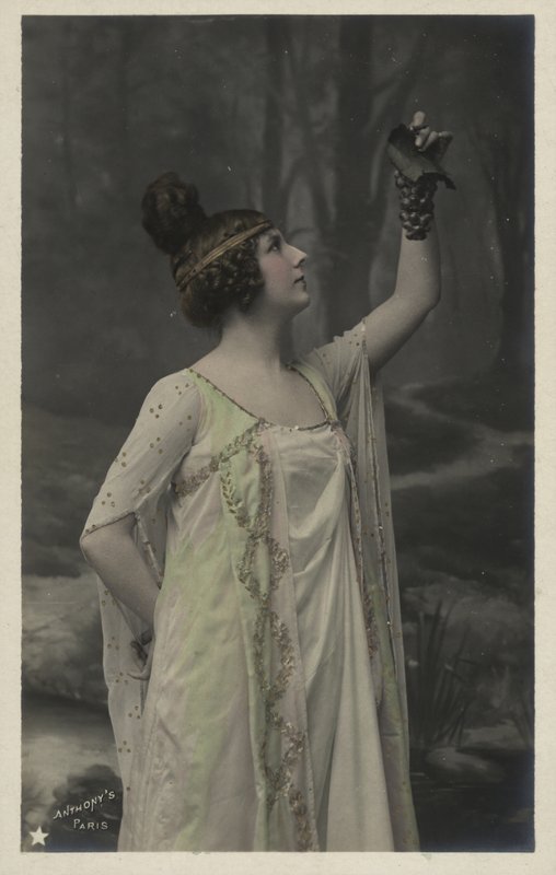 Frau mit Trauben von French Photographer