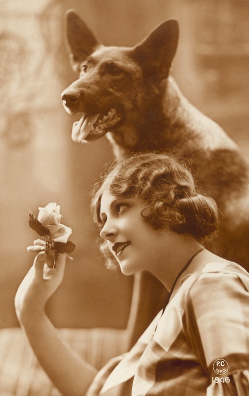 Frau mit ihrem Hund von French Photographer