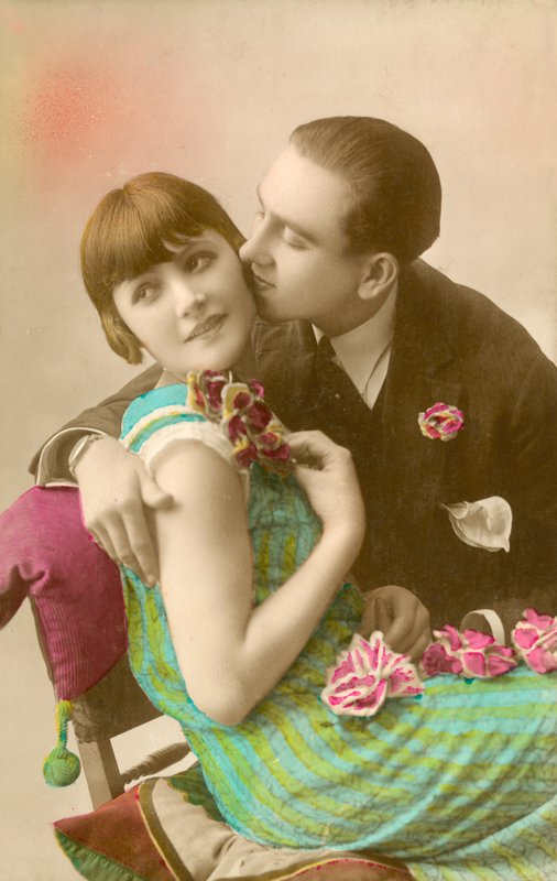 Junger Mann küsst Mädchen auf die Wange von French Photographer