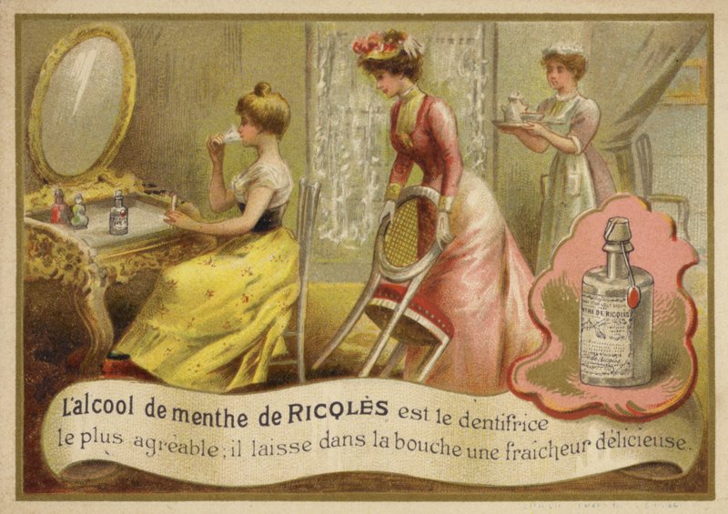 Dame benutzt Mundwasser von French School