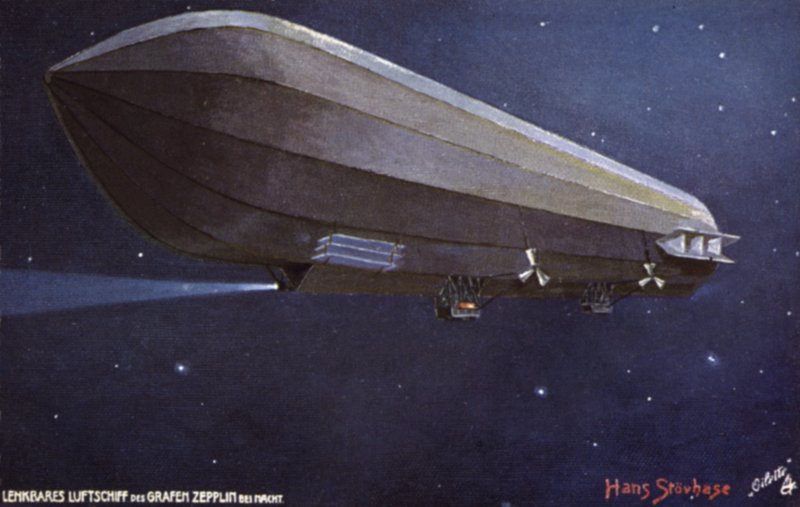 Zeppelin-Luftschiff fliegt bei Nacht von German School