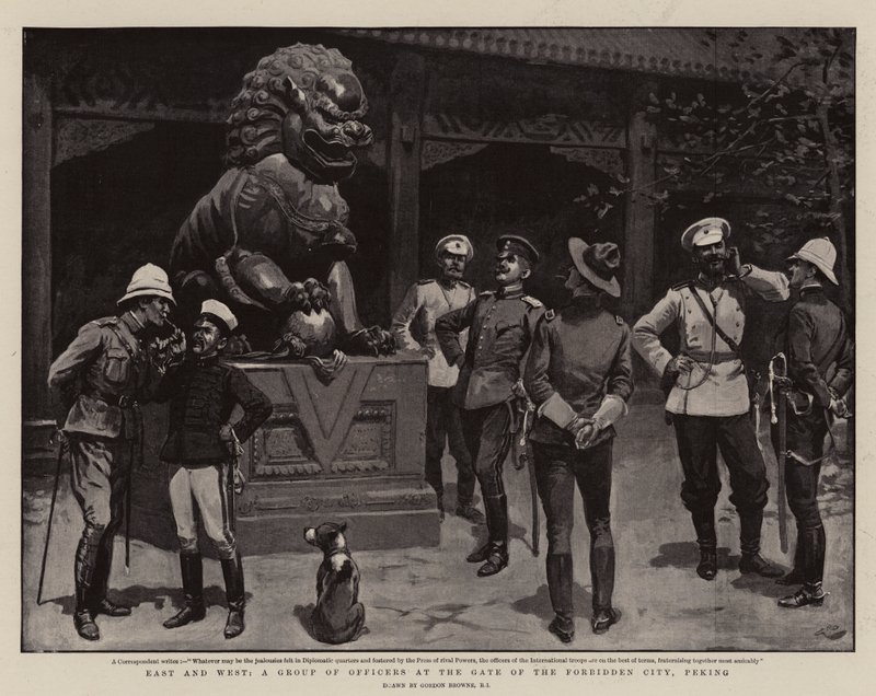 Ost und West, eine Gruppe von Offizieren am Tor der Verbotenen Stadt, Peking von Gordon Frederick Browne